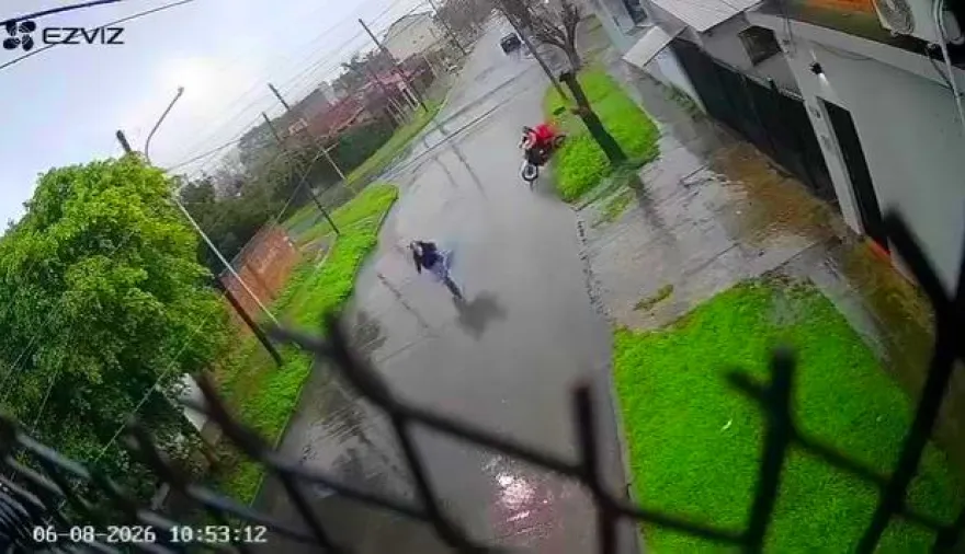 ¿Quién los controla? Motochorro o delivery atacó a una mujer en Lanús