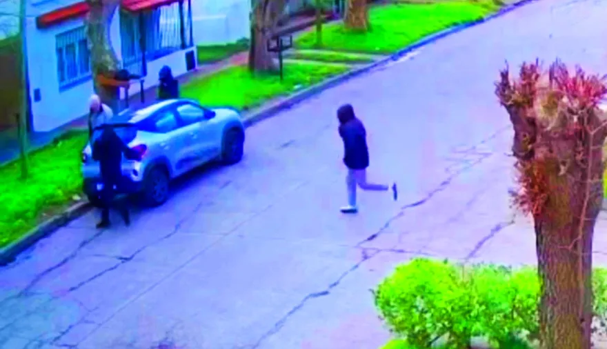Emboscaron y golpearon a un jubilado para robarle el auto