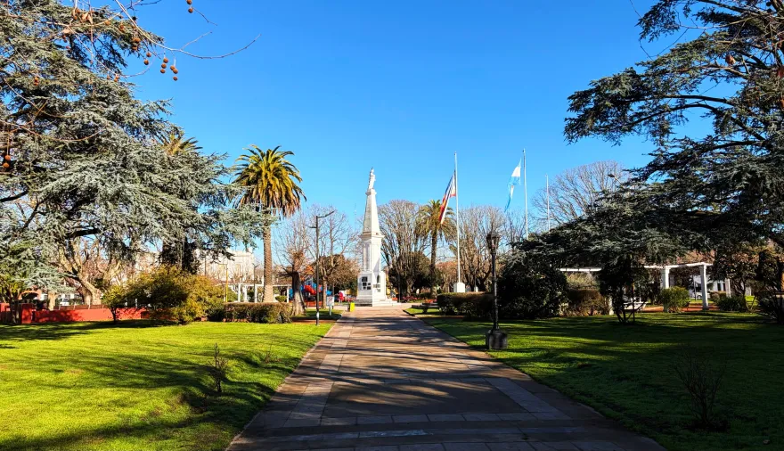 Chaves Municipios refuerza las tareas de mantenimiento en la Plaza 25 de Mayo