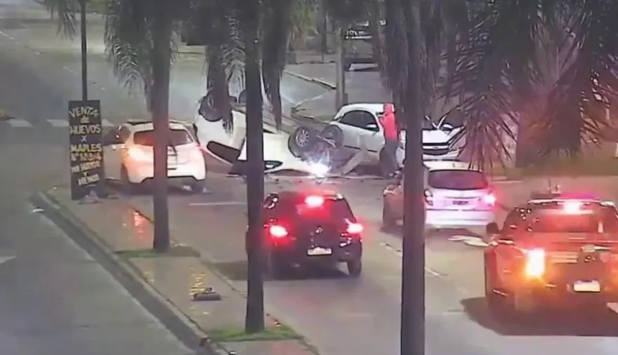 Conductor distraído provocó un choque y volcó en medio de la avenida en Gral. Pacheco