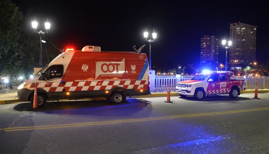 ¿Violento o desequilibrado? Lo detuvieron cuando golpeó a los amigos y rompió autos estacionados