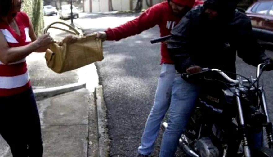 Motochorros récord en Valentín Alsina: robo y fuga en 10 segundos