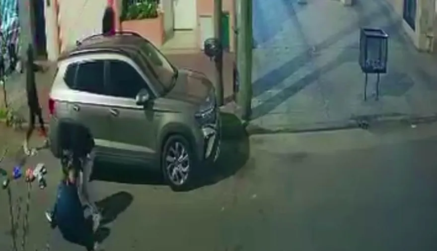 Familia regresó de un viaje y adolescentes le robaron el auto con todas las pertenencias en Lanús