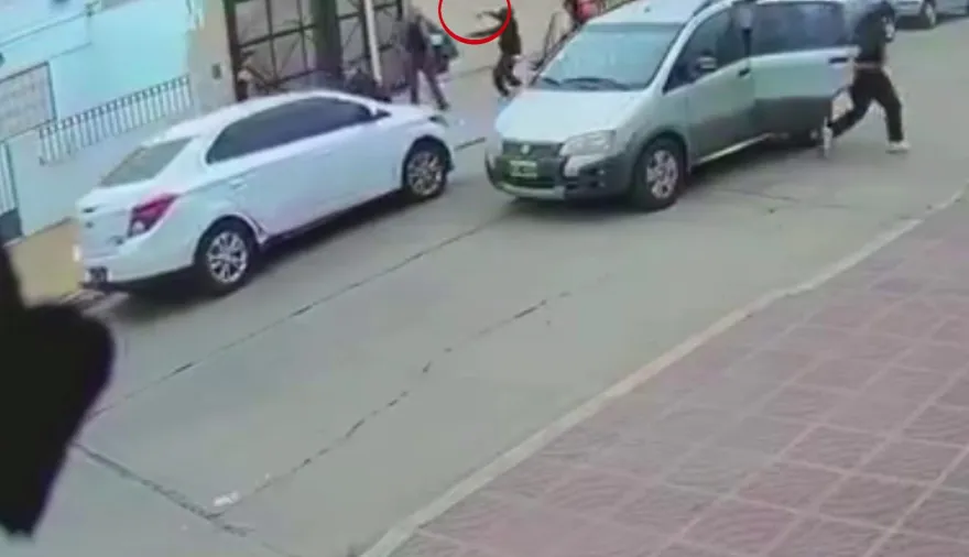Un hombre y el nieto fueron asaltados por "pirañas" en cercanías de "la Carlos Gardel"