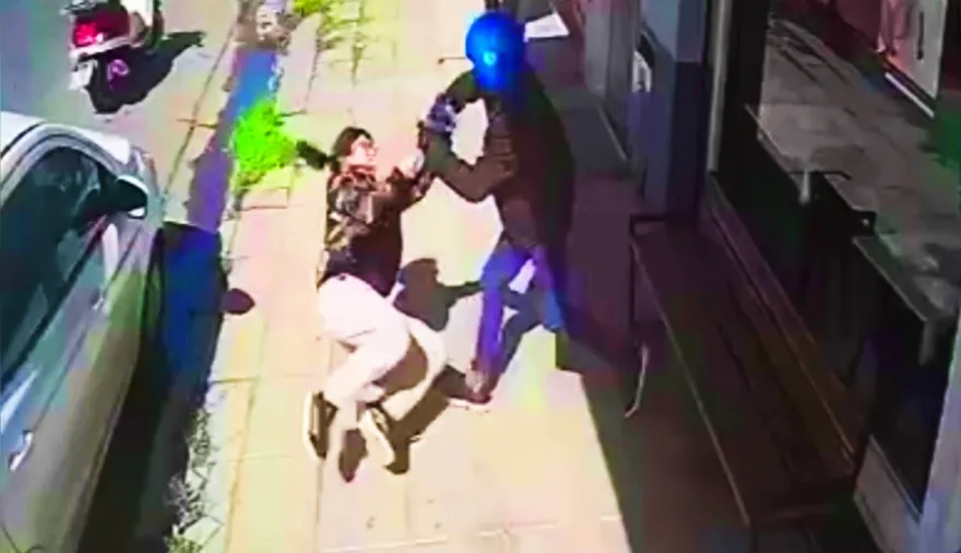 Motochorro golpeó a una mujer y le robó las pertenencias en Lanús