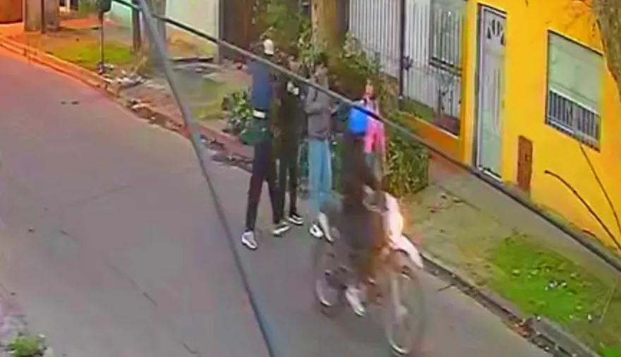 Salieron del colegio en Berazategui y sufrieron un robo exprés