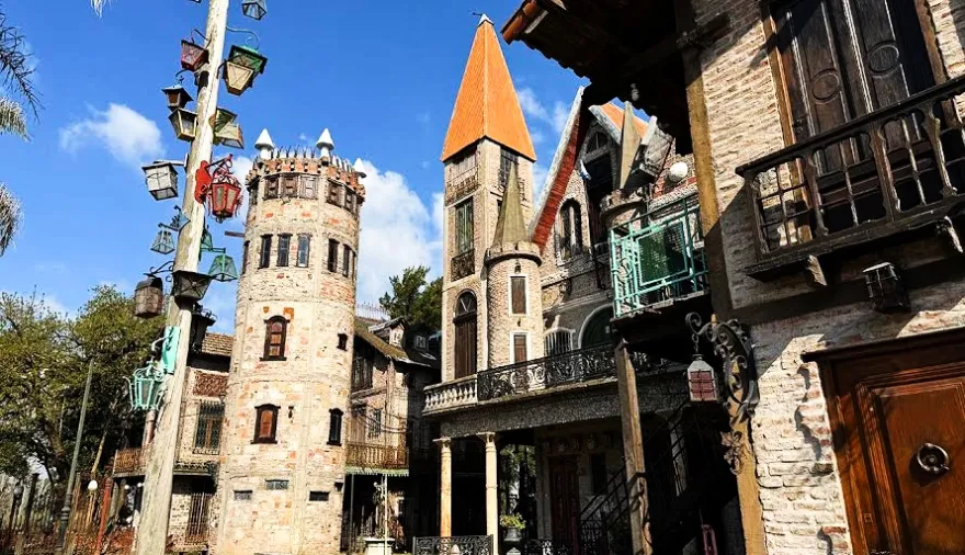 Destinos bonaerenses: Campanópolis, la aldea medieval que nació de un sueño