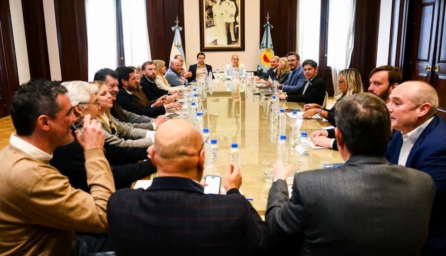 Intendentes aliados y opositores se reunieron con Kicillof y firmaron convenios con Provincia Leasing