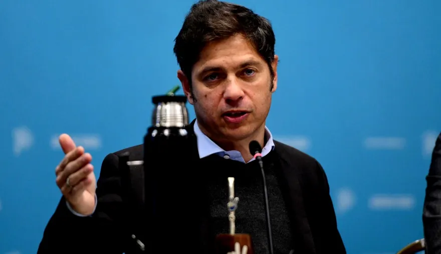 En un nuevo cruce, Kicillof calificó de “estupidez” la explicación de Milei sobre las deudas de las familias