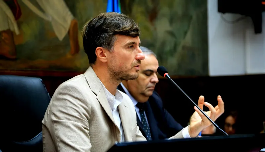 Con la inseguridad en alza y las cuentas de Morón en rojo, Ghi se dedica a “farmear aura” en redes