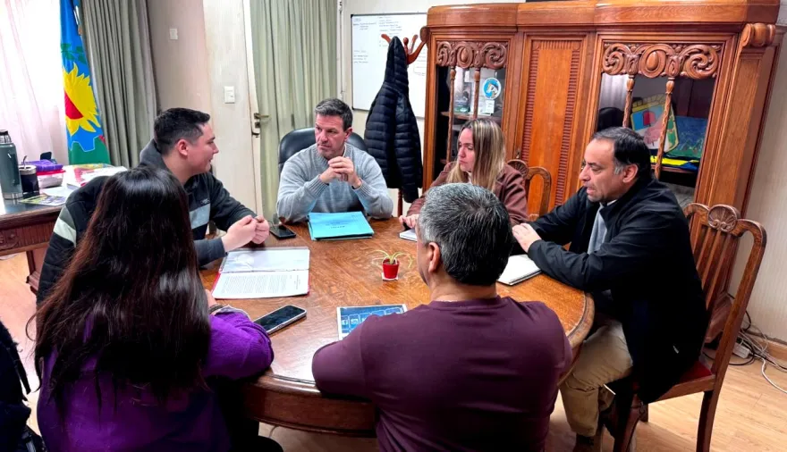 Reunión para avanzar en obras y mejoras de infraestructura escolar en Roque Pérez