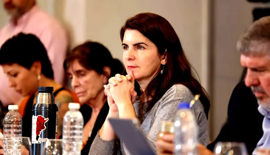 Mientras Mariel Fernández se pasea como posible candidata, un gremio la acusa de poner en peligro casi mil puestos de trabajo