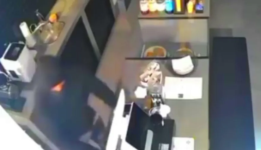 La Ciudad en modo Conurbano: forzó la puerta principal y robó una cafetería de Belgrano