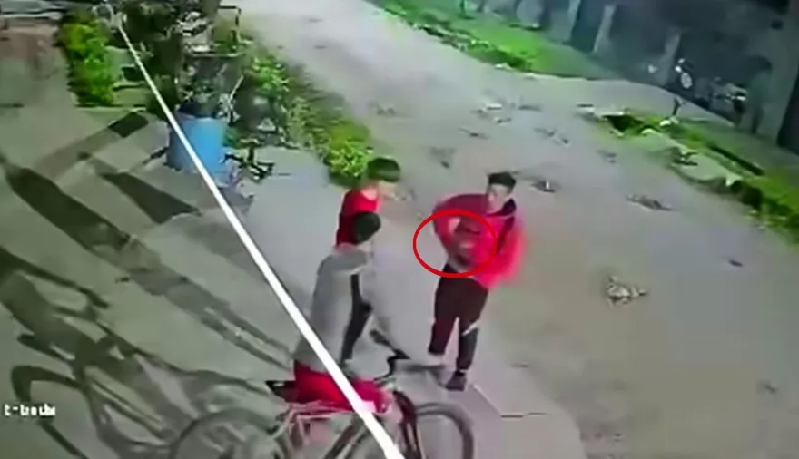 Ratero educado se les acercó, les dio la mano y les robó todo
