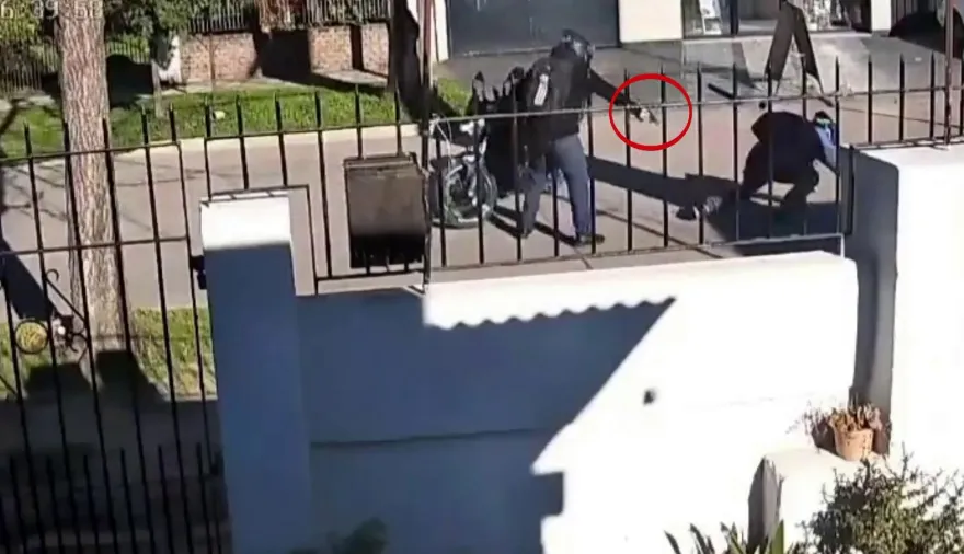 Momento aterrador en Merlo: le apuntaron a la cabeza, lo pusieron de rodillas y le robaron el vehículo