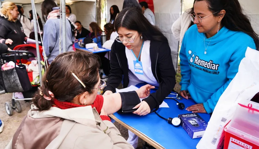 Con más de 400 voluntarios: la UNLP llevó controles y servicios gratuitos a Los Hornos