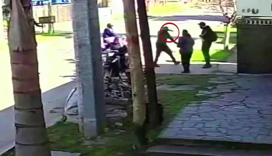 Con varios disparos, motochorros atacaron a una familia en Merlo