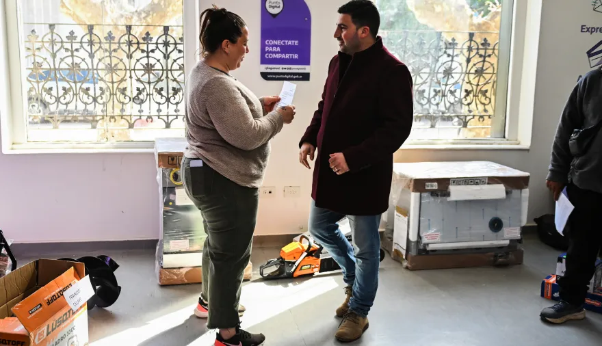 Egüen entregó microcréditos y herramientas de trabajo a emprendedores de 25 de Mayo
