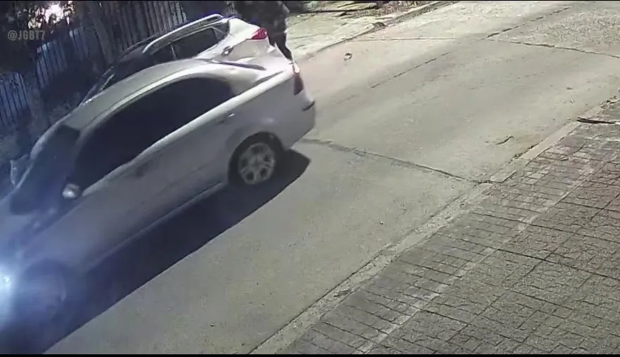 Robo relámpago en Tres de Febrero: le sacaron el auto y escaparon en 20 segundos