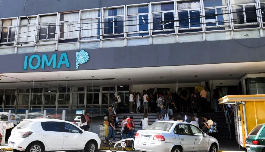 Kicillof y un gesto a gremios bonaerenses: renovó el directorio de IOMA