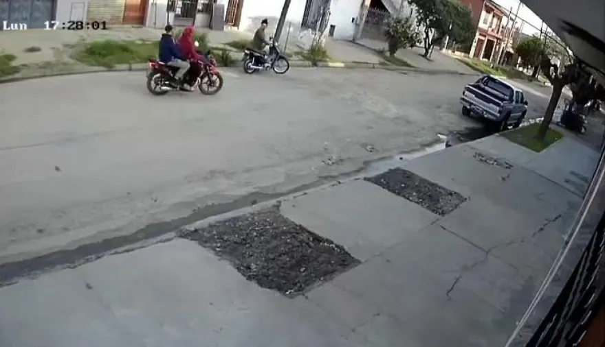 Resignación en Merlo: salió de un comercio y motochorro en ojotas le robó el vehículo