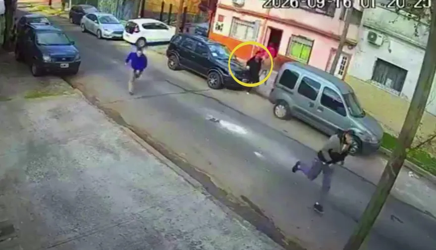 Engañaron a una jubilada para entrar a la casa y el hijo los enfrentó a trompadas