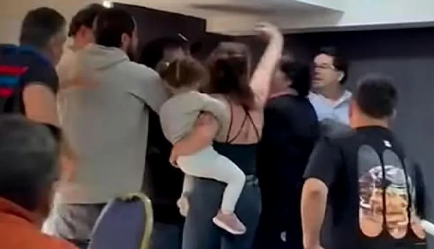 Caos y piñas en el Concejo de Ezeiza: la trifulca que inició un edil libertario y terminó con una niña herida