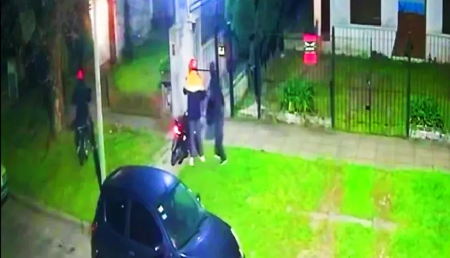 Regresaba de estudiar y en la puerta de la casa le robaron hasta la ropa