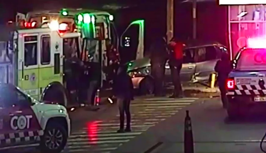 Lo perseguían por conducción imprudente y chocó antes que lo detengan