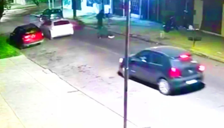 Robo al voleo en La Plata: una nena quedó en medio de un ataque con arma blanca