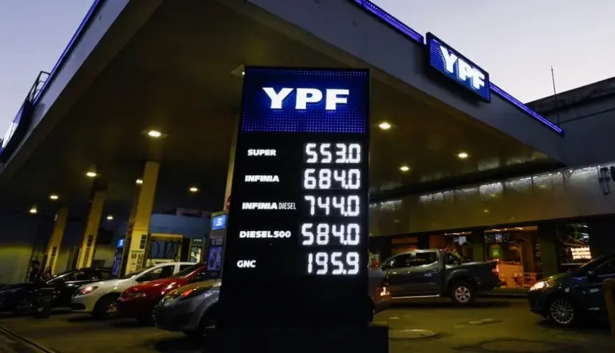 Golpe al bolsillo: YPF se sumó al aumento de combustibles