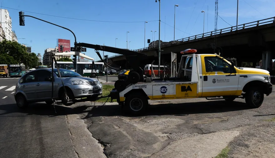 En CABA: una grúa retiró un auto con una maniobra que generó críticas en redes