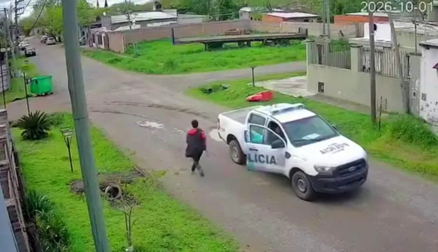 Sin ganas de trabajar: no bajó de la patrulla y un sospechoso se le escapó en Mercedes