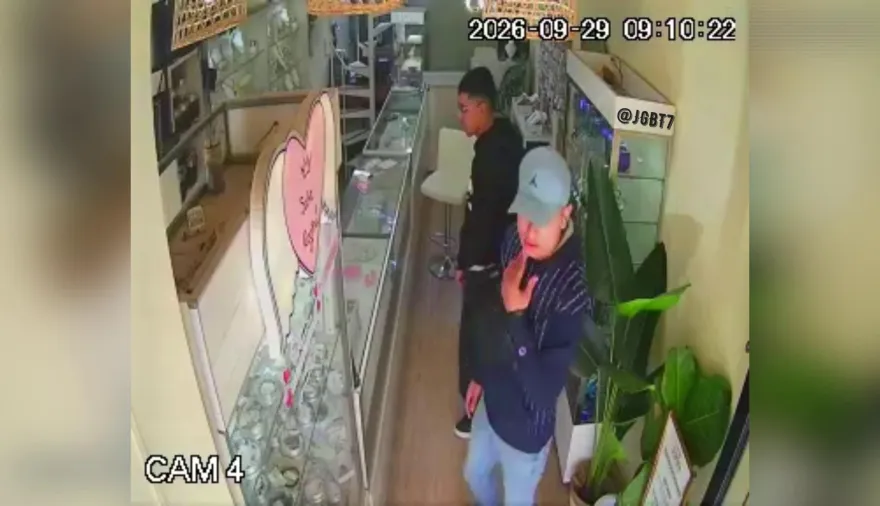 Robo perfecto en Gral. Rodríguez: en dos minutos escaparon de una joyería con millones de pesos