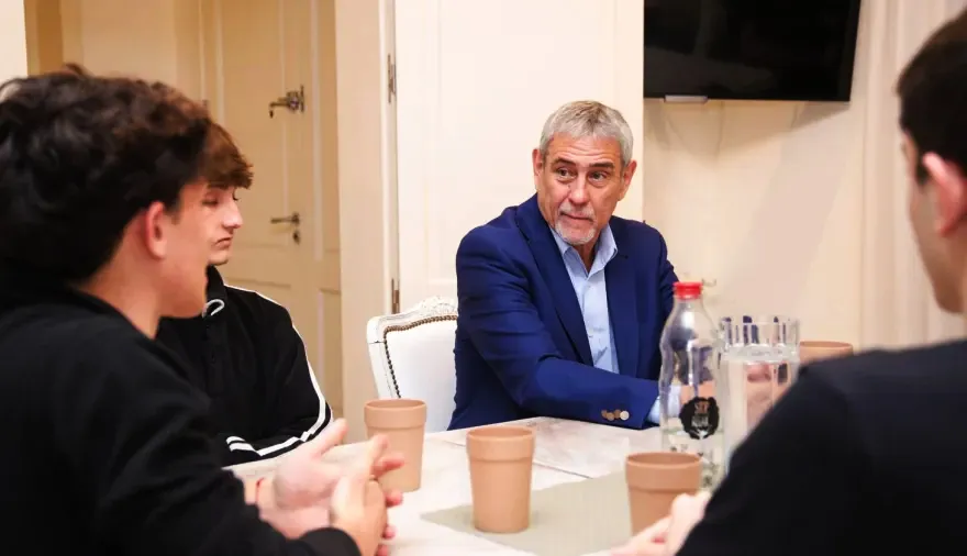 Con una propuesta sobre apuestas online y jóvenes, Ferraresi visitó Chivilcoy en modo candidato a gobernador