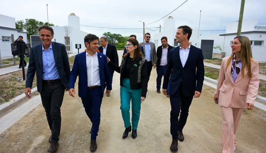 Kicillof y Mantegazza entregaron viviendas a vecinos de San Vicente y ponderaron el rol de la obra pública