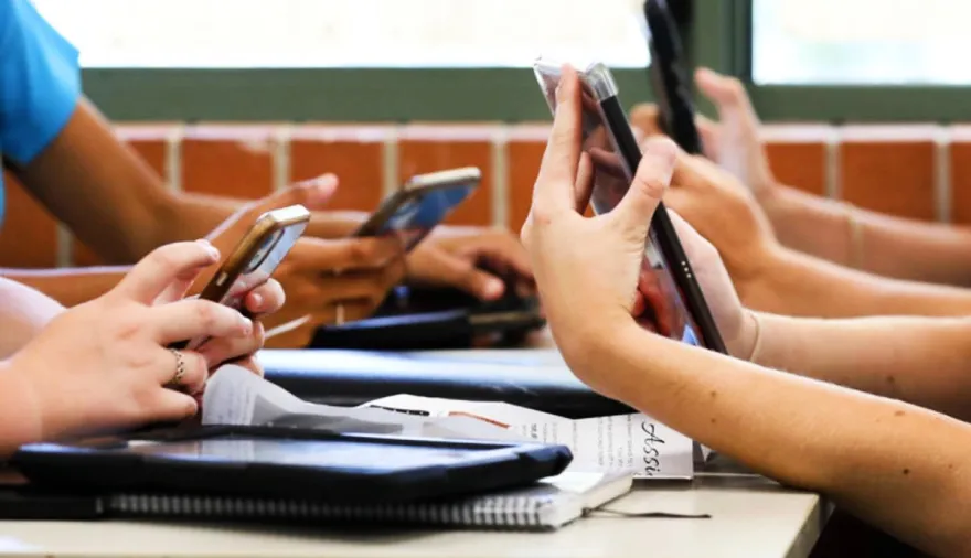 El Senado bonaerense aprobó la prohibición del uso de celulares en las escuelas secundarias