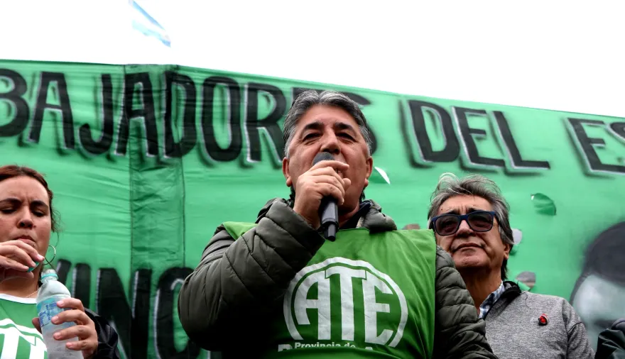 Caos y descontrol en La Plata: ATE salió a la calle y metió presión a Kicillof por los salarios