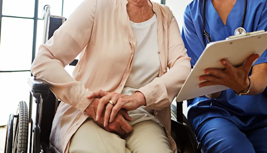 El Senado avanza en un proyecto para garantizar atención presencial para adultos mayores de 60 años