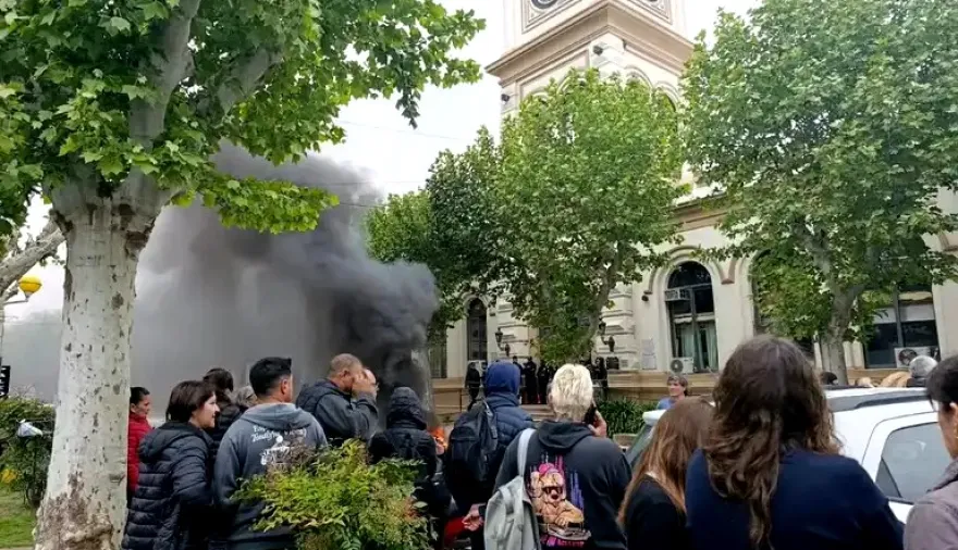 Caos en San Pedro: el intendente hizo descuentos salariales por casi 50 millones y los municipales estallaron