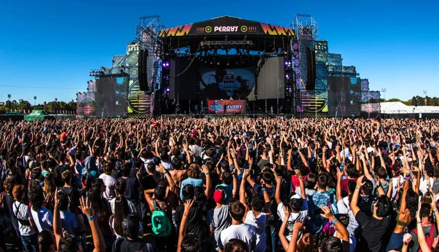 Vuelven al Hipódromo de San Isidro: Travis Scott, Charli XCX y TINI lideran el Line-Up del Lollapalooza 2027