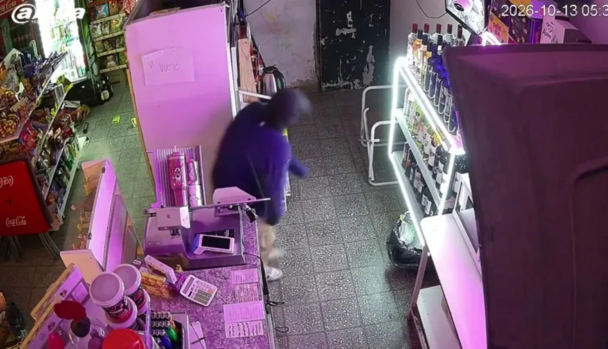 Madrugada salvaje en Junín: encapuchado destrozó y robó un comercio de barrio