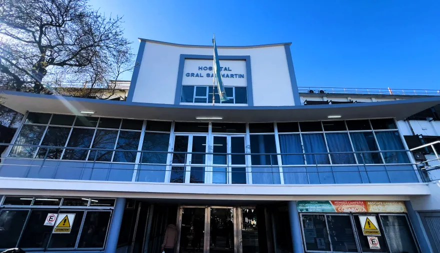 Derrumbe edilicio: se desprendió parte del techo del Hospital San Martín de La Plata