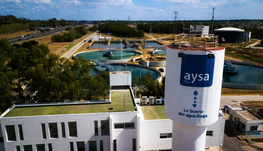 Milei adjudicó la venta de AySA y el gobierno bonaerense prepara una impugnación