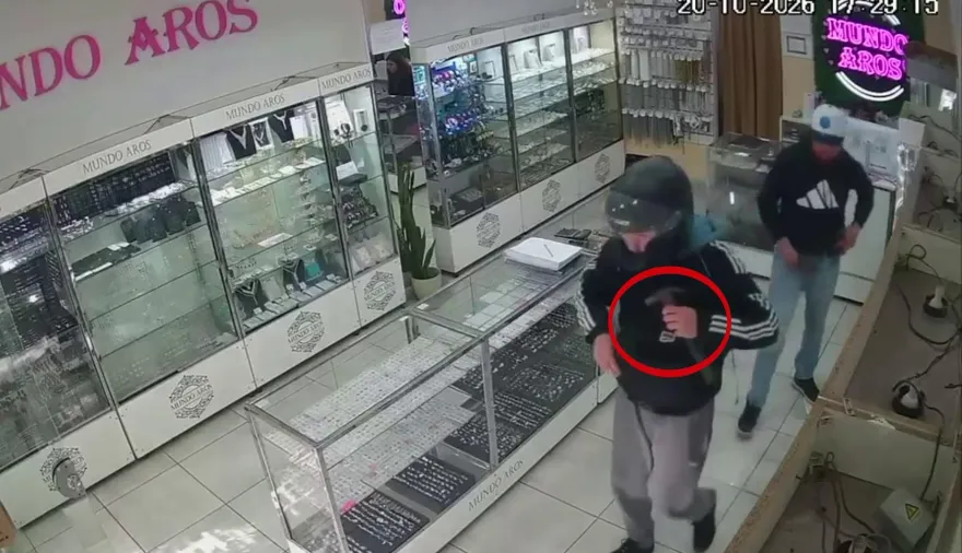 A punta de pistola y con martillazos, asaltaron una joyería en Merlo