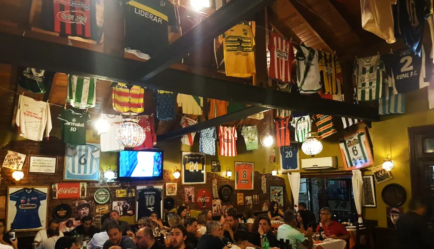 Destinos bonaerenses: la pasión y el barrio del fútbol argentino en las populares del Conurbano