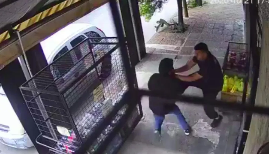 El VAR no vio nada: detuvo a un ladrón con una patada a lo Hrabina