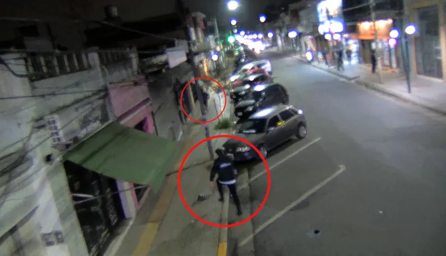 Vicente López: robó caños de gas, intentó escapar escondiéndose debajo de un auto y las cámaras de ESCUDO lo delataron