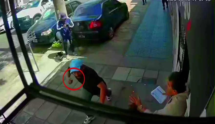 Tensión en Lanús: lo rodeó la policía y amenazó con degollarse