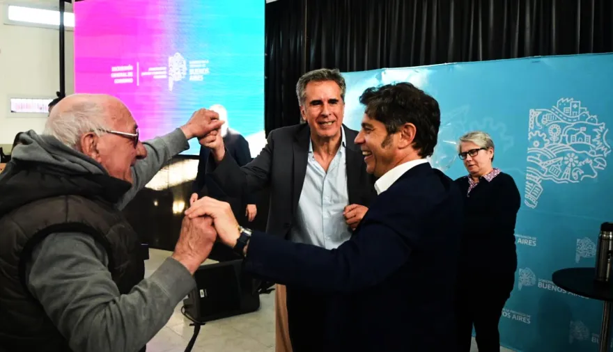 Juanci Martínez recibió a Kicillof y entregaron 74 escrituras a familias de Rivadavia